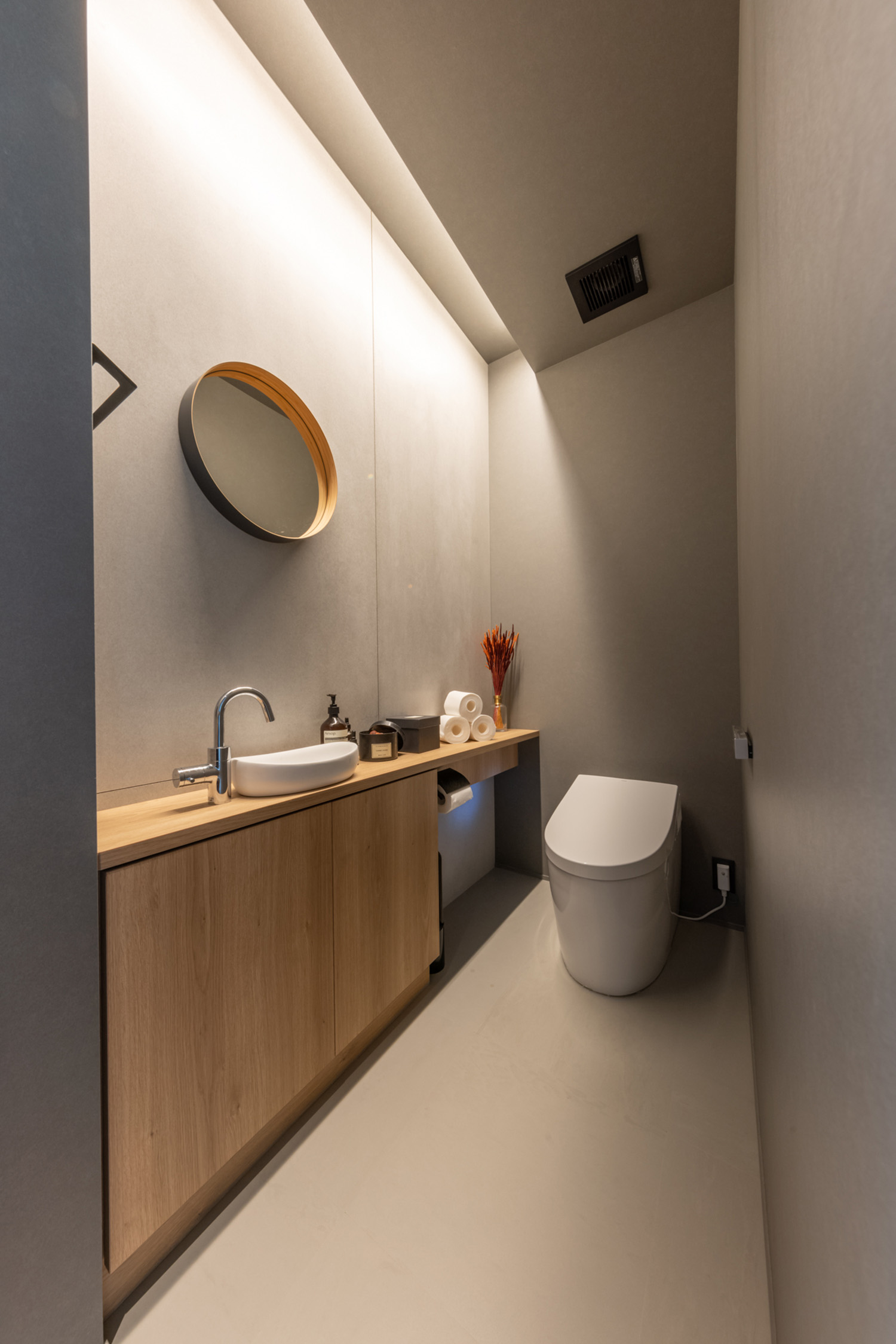 注文住宅・トイレ・薄型手洗い・タンクレス・収納 注文住宅・デザイン住宅建築実例_『CASE732 pass』_トイレ