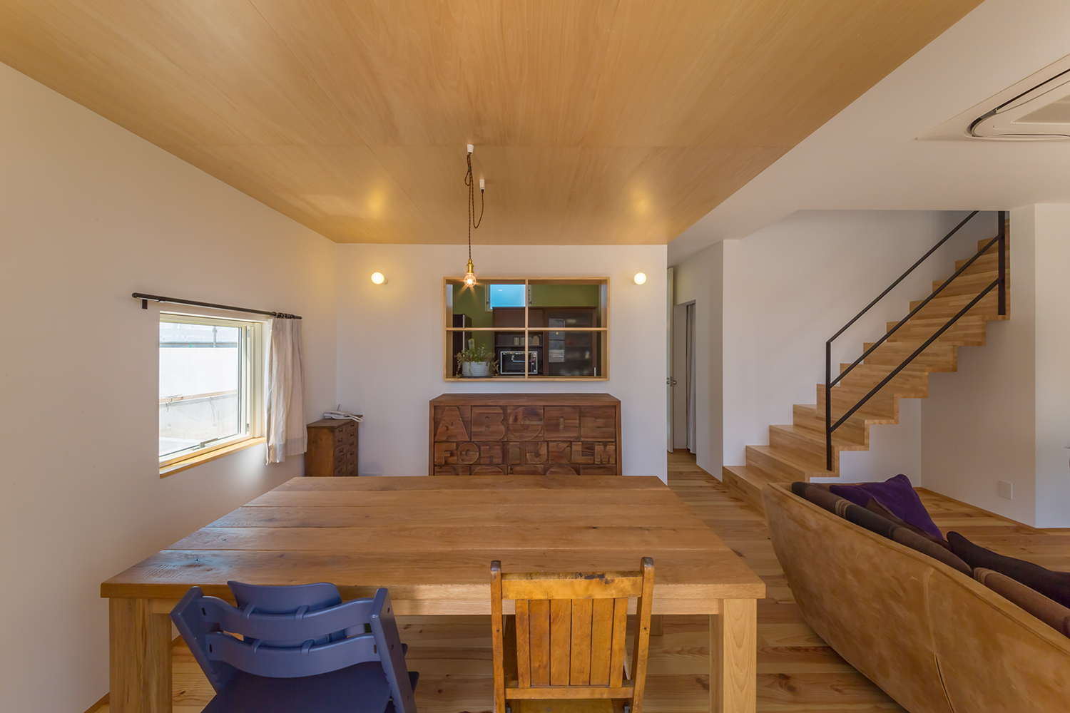 木の天井、階段、家具があるナチュラルで温かみがあるLDK・デザイン住宅