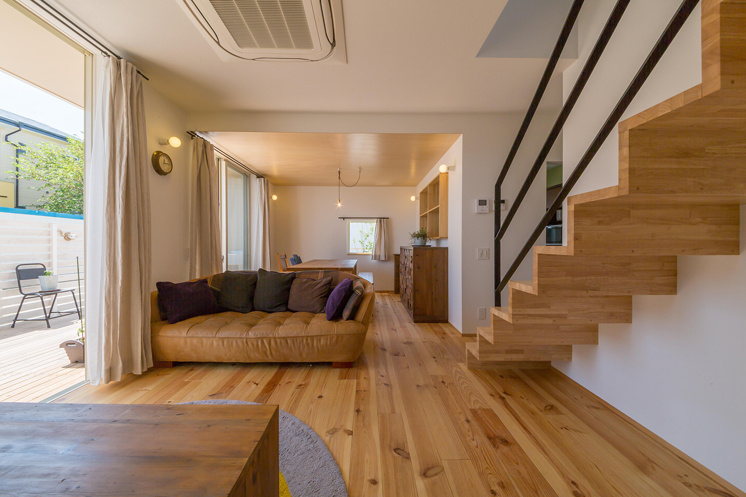 テラスに面した大きな窓があるリビングイン階段付きのLDK・デザイン住宅