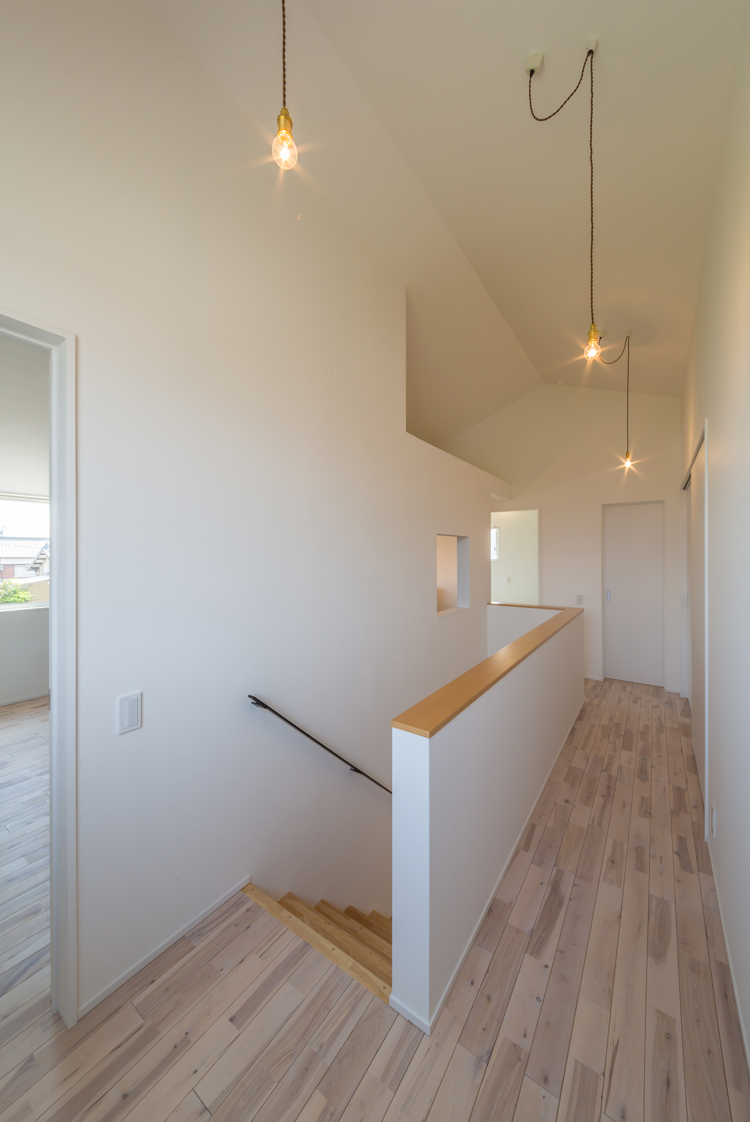 おしゃれなペンダントライトを取り付けた二階の廊下・デザイン住宅