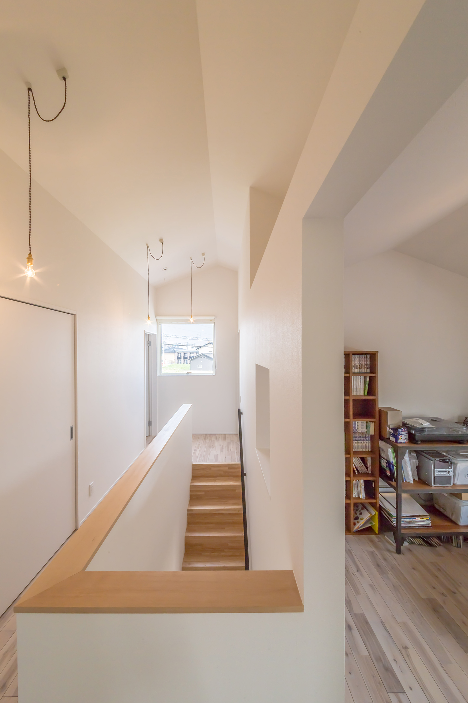 階段を中心に部屋がある二階の間取り・デザイン住宅