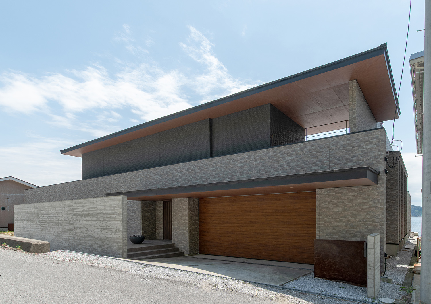 海辺に建つシックな和モダンの外観