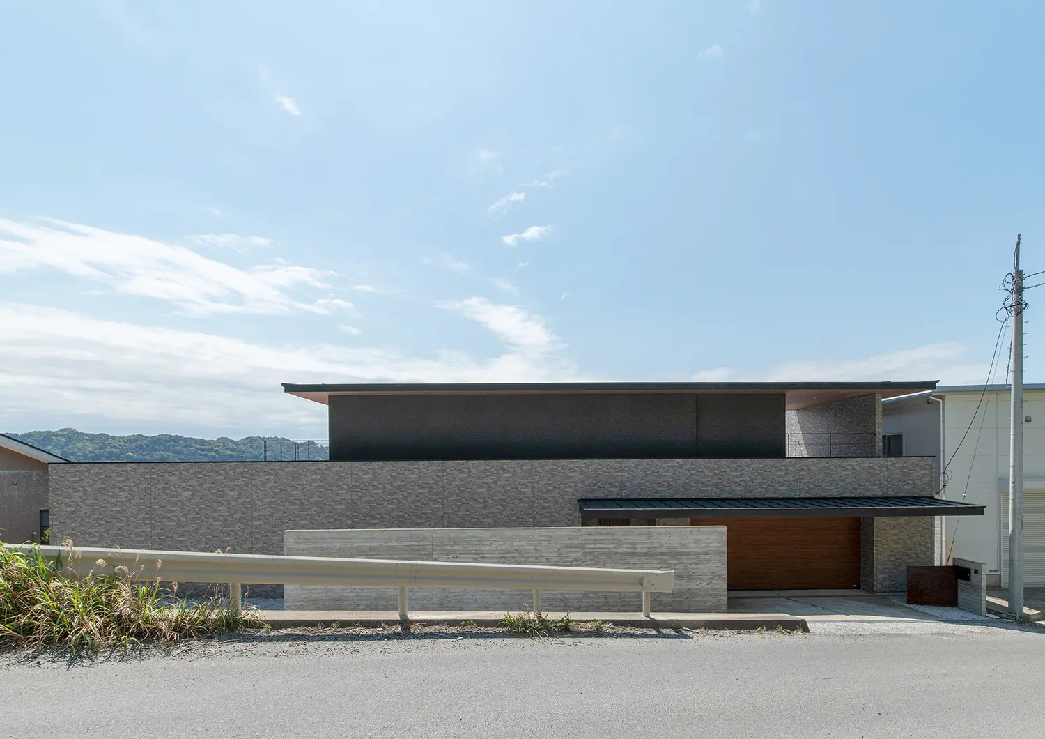 海辺の景観を活かして設計したガレージハウス