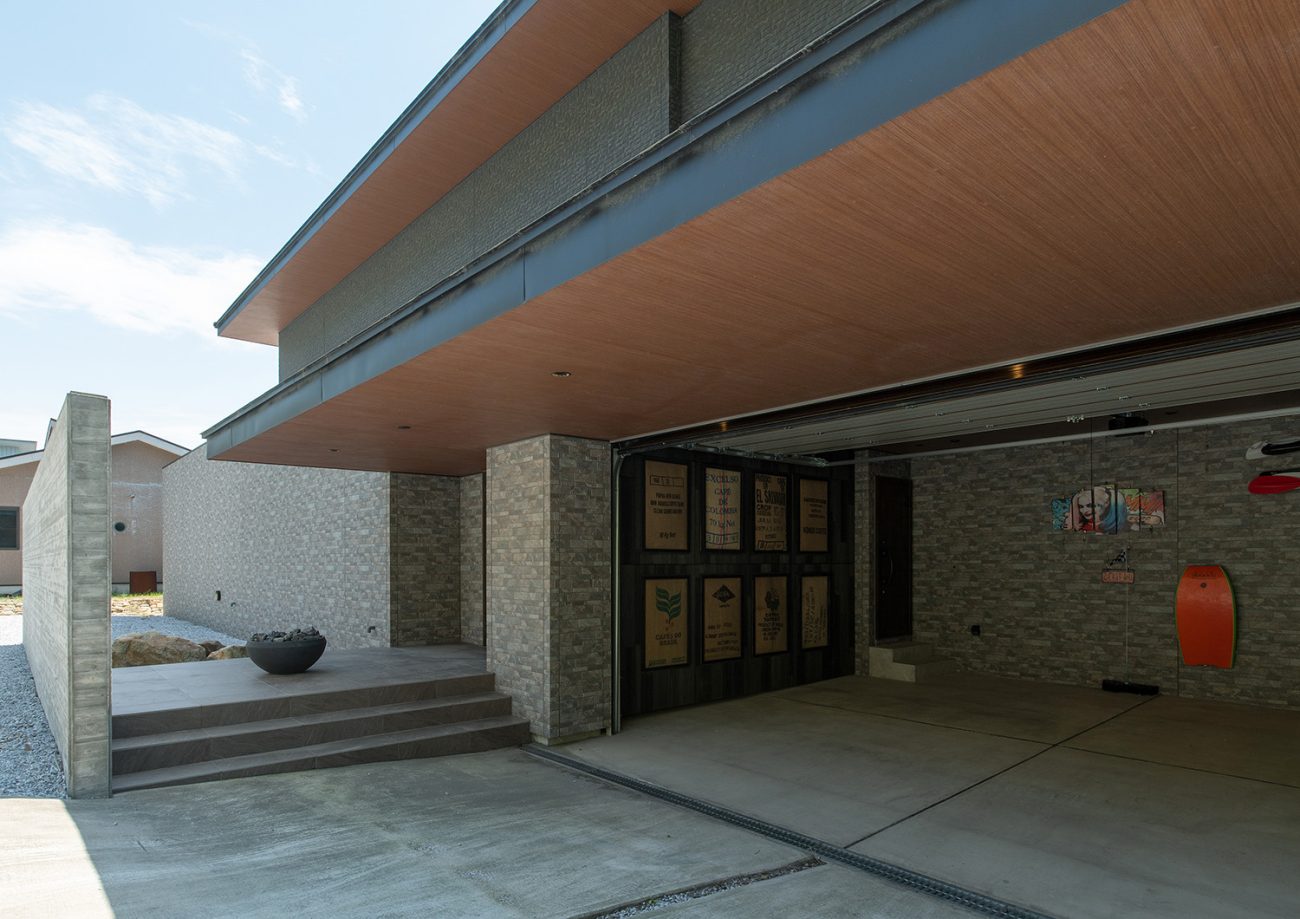 注文住宅・外観・ビルトインガレージ・部屋とつながる 注文住宅・デザイン住宅建築実例_『CASE733 Sea Side Residence』_ガレージ