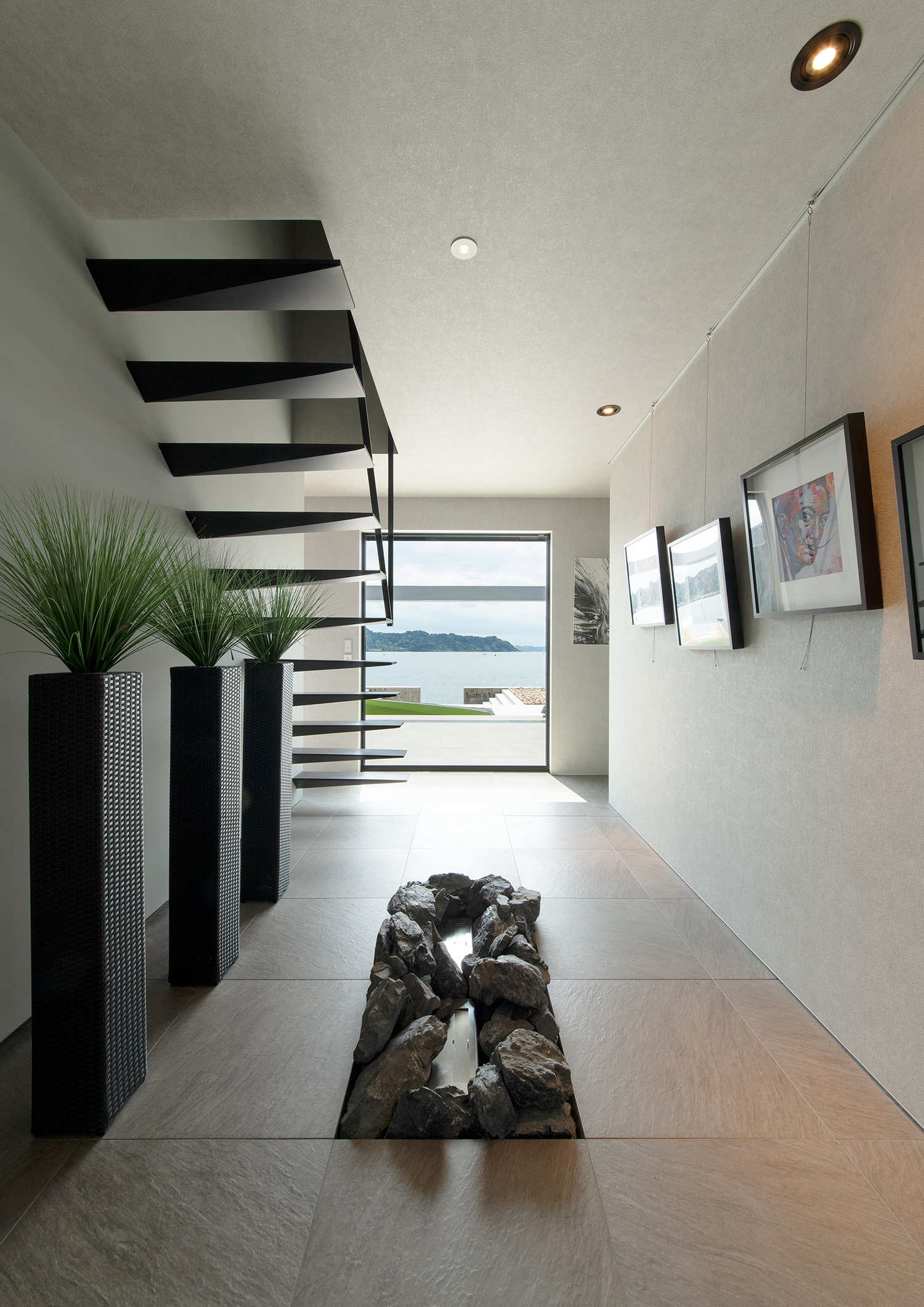 注文住宅・玄関・FIX窓・海が見える・スケルトン階段 注文住宅・デザイン住宅建築実例_『CASE733 Sea Side Residence』_玄関