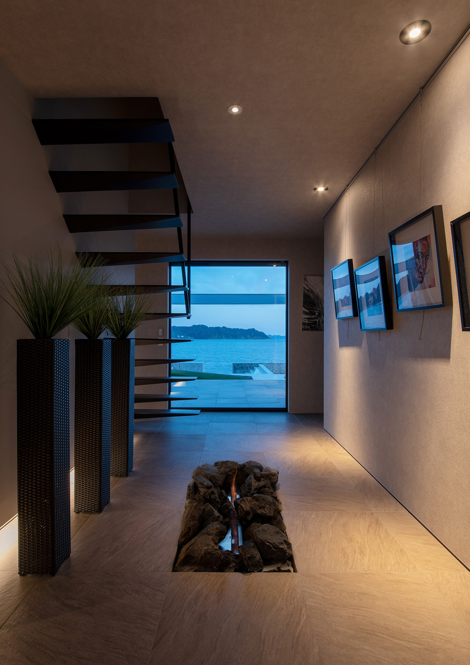 注文住宅・玄関・FIX窓・海が見える・スケルトン階段 注文住宅・デザイン住宅建築実例_『CASE733 Sea Side Residence』_玄関