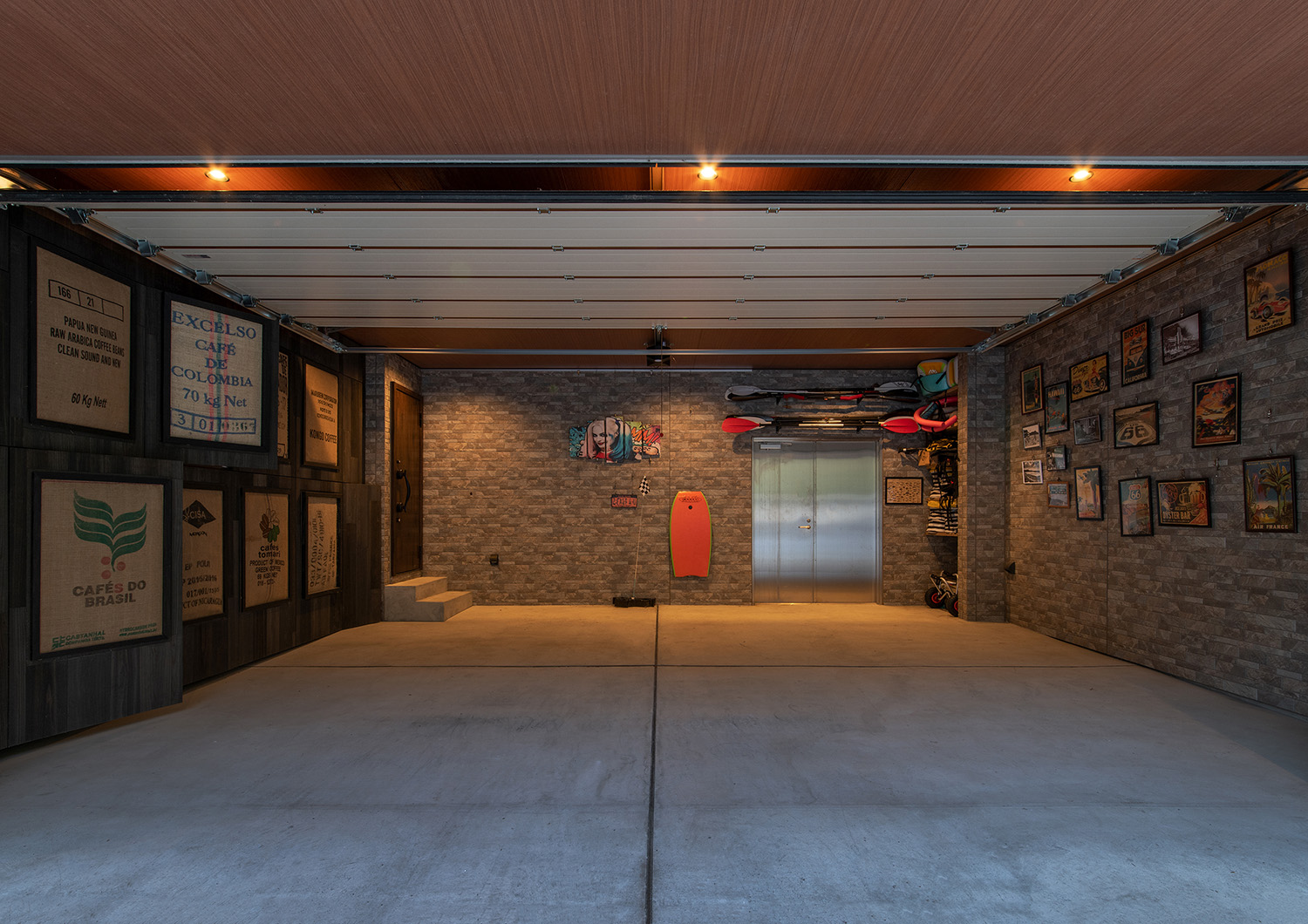 注文住宅・外観・ビルトインガレージ・部屋とつながる 注文住宅・デザイン住宅建築実例_『CASE733 Sea Side Residence』_ガレージ