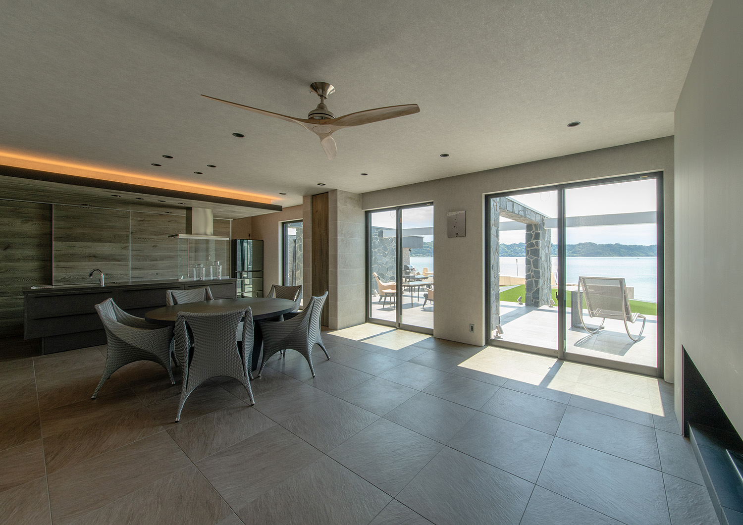 注文住宅・LDK・リビング・海が見える・オーシャンビュー・テラスとつながる・白を基調とした 注文住宅・デザイン住宅建築実例_『CASE733 Sea Side Residence』_LDK