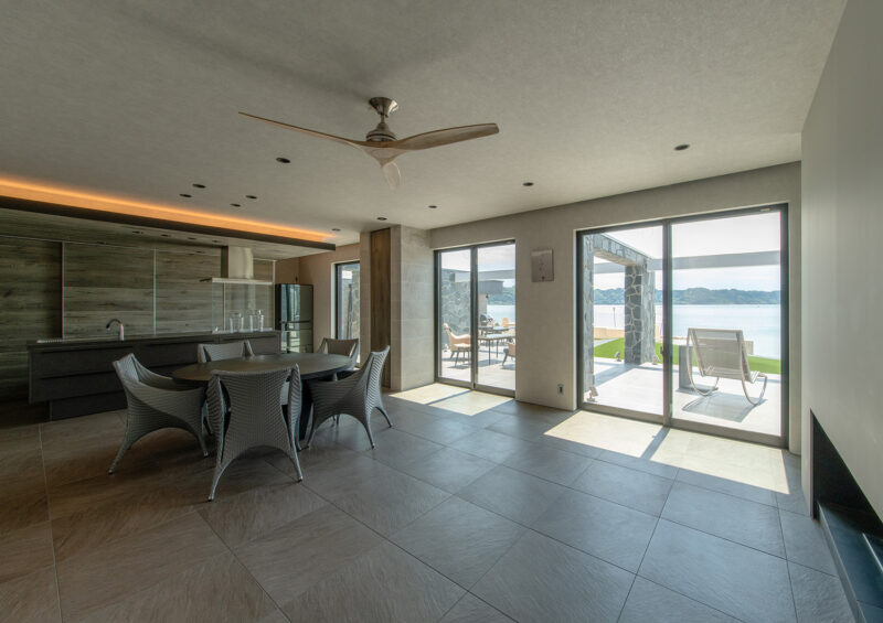 海を望む大開口から光が差し込む、開放的でリゾート感あふれるリビング