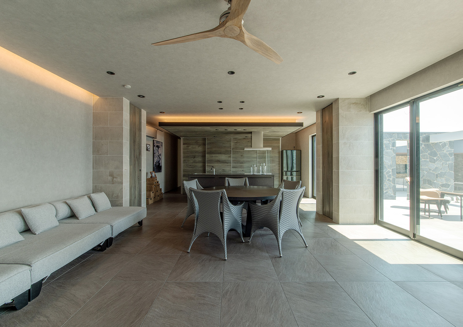 注文住宅・LDK・リビング・海が見える・オーシャンビュー・白を基調とした 注文住宅・デザイン住宅建築実例_『CASE733 Sea Side Residence』_LDK