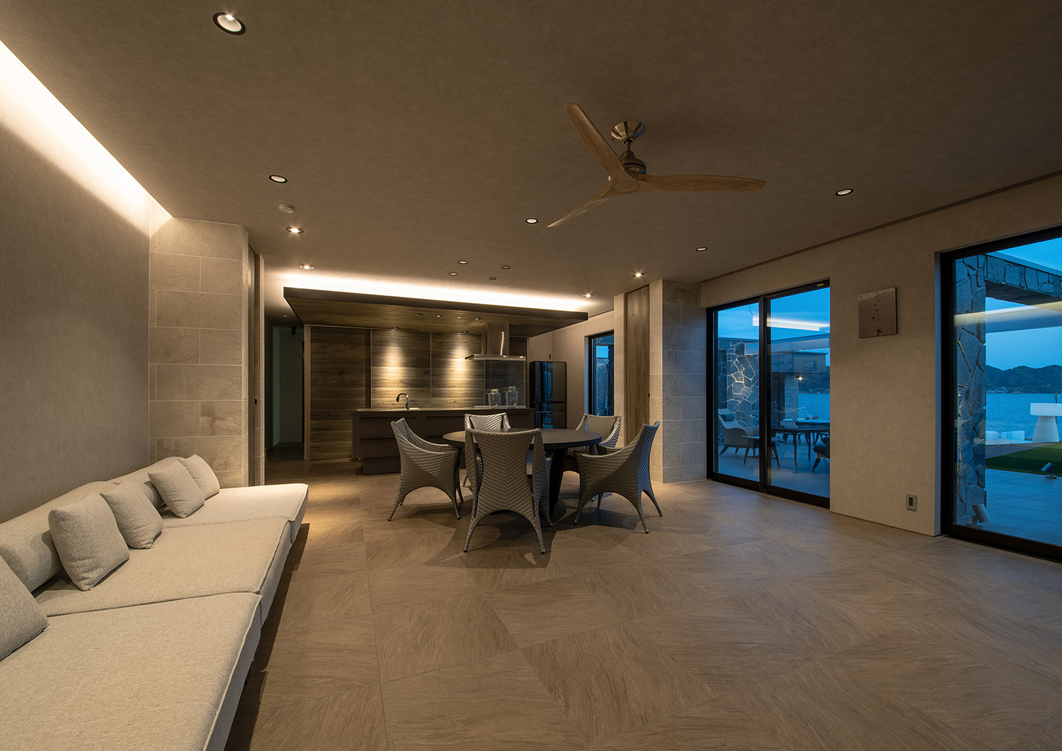 注文住宅・LDK・リビング・海が見える・テラスとつながる・白を基調とした 注文住宅・デザイン住宅建築実例_『CASE733 Sea Side Residence』_LDK