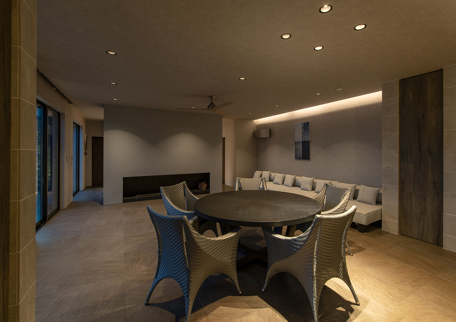 注文住宅・LDK・リビング・海が見える・テラスとつながる・白を基調とした 注文住宅・デザイン住宅建築実例_『CASE733 Sea Side Residence』_LDK