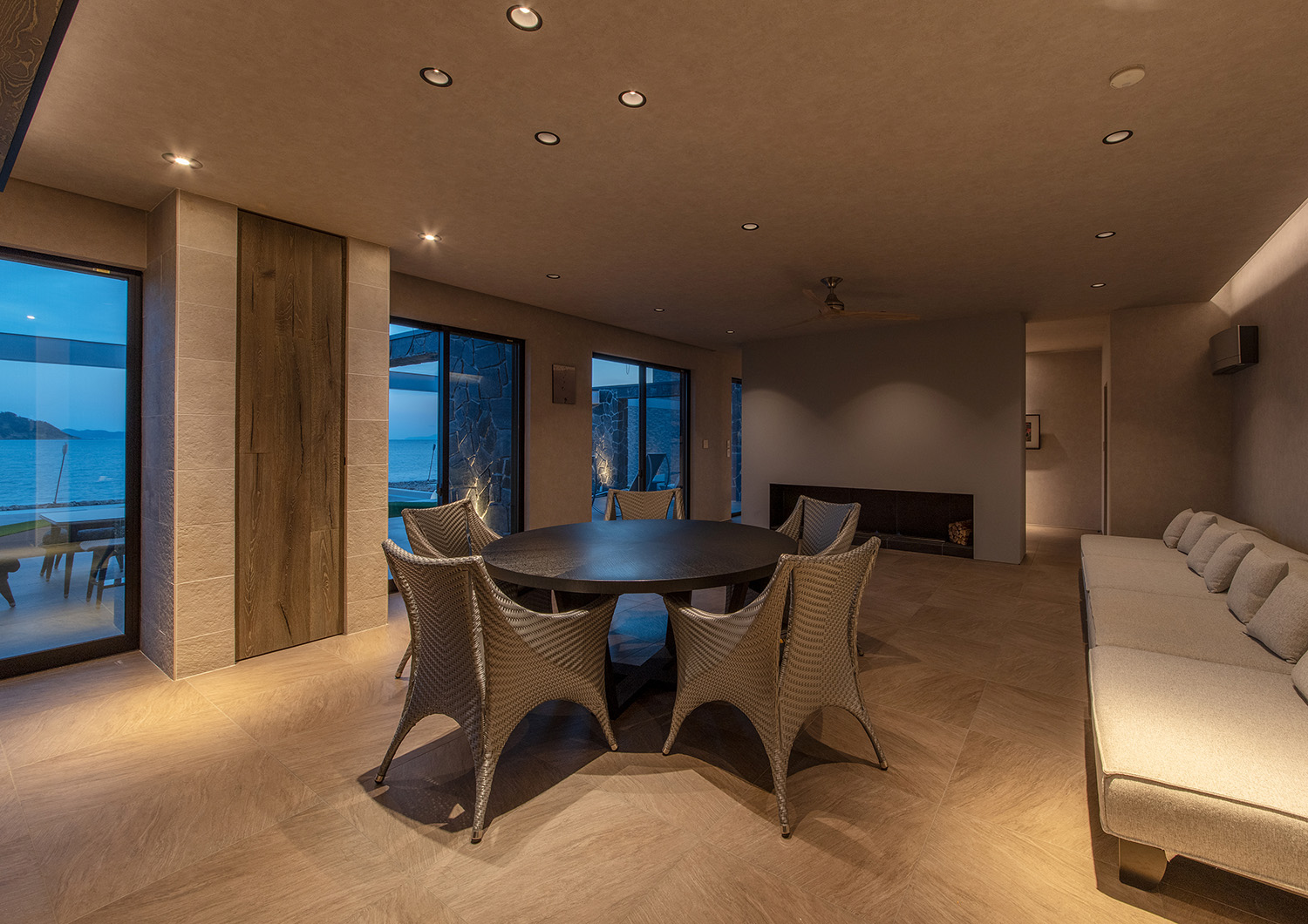 注文住宅・LDK・リビング・海が見える・テラスとつながる・白を基調とした 注文住宅・デザイン住宅建築実例_『CASE733 Sea Side Residence』_LDK