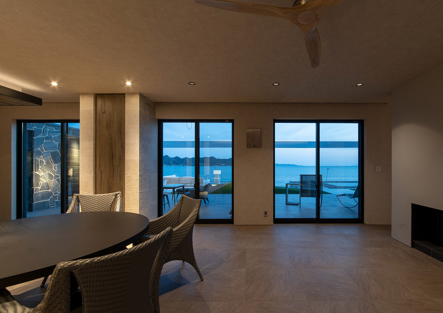 注文住宅・LDK・リビング・海が見える・テラスとつながる・白を基調とした 注文住宅・デザイン住宅建築実例_『CASE733 Sea Side Residence』_LDK