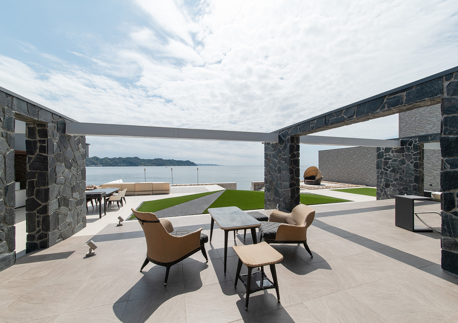 注文住宅・テラス・海が見える・オーシャンビュー・芝生のある 注文住宅・デザイン住宅建築実例_『CASE733 Sea Side Residence』_テラス・バルコニー