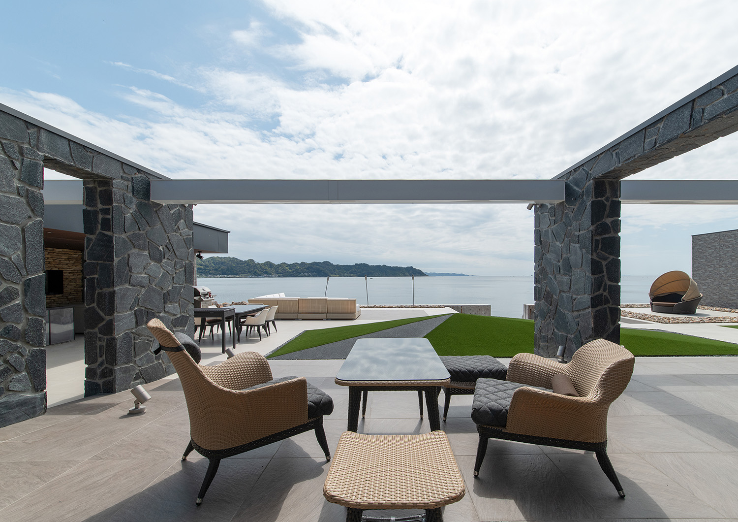 注文住宅・テラス・海が見える・オーシャンビュー・芝生のある 注文住宅・デザイン住宅建築実例_『CASE733 Sea Side Residence』_テラス・バルコニー