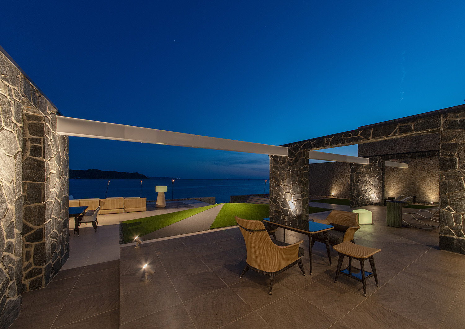 注文住宅・テラス・海が見える・オーシャンビュー・芝生のある 注文住宅・デザイン住宅建築実例_『CASE733 Sea Side Residence』_テラス・バルコニー