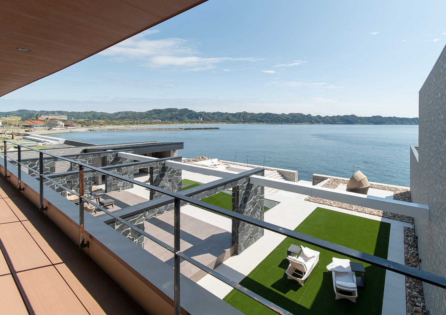 注文住宅・テラス・海が見える・オーシャンビュー・芝生のある 注文住宅・デザイン住宅建築実例_『CASE733 Sea Side Residence』_テラス・バルコニー