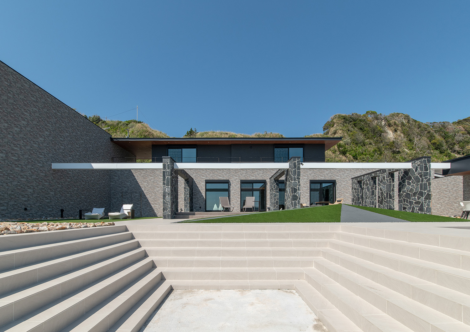 注文住宅・テラス・海が見える・オーシャンビュー・芝生のある 注文住宅・デザイン住宅建築実例_『CASE733 Sea Side Residence』_テラス・バルコニー