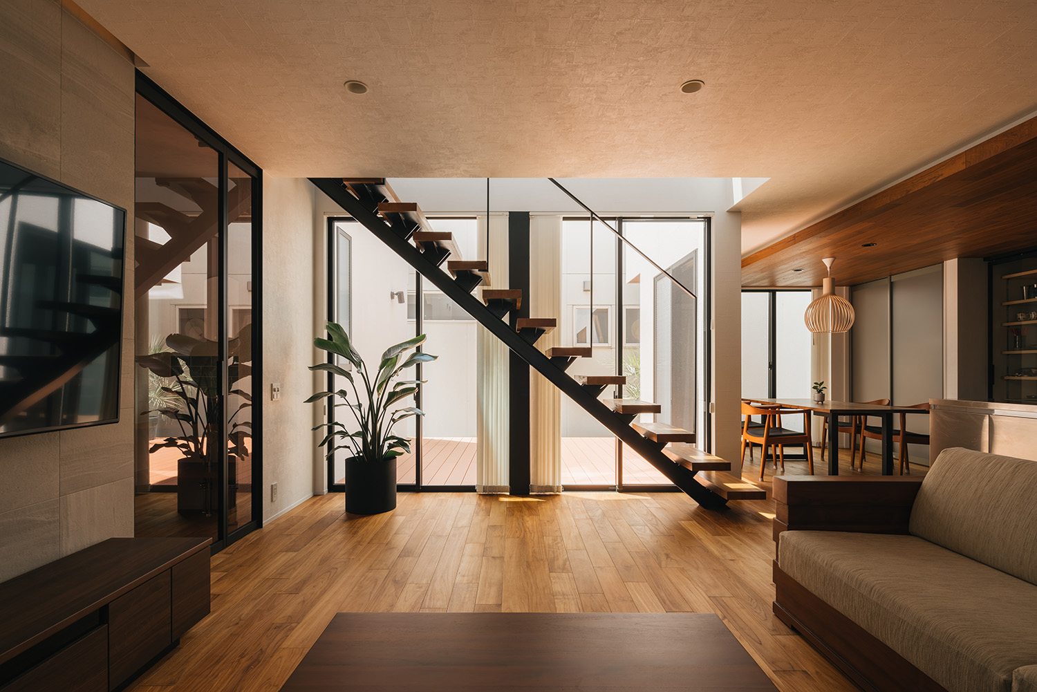 注文住宅・LDK・リビングイン階段・中庭の見えるリビング 注文住宅・デザイン住宅建築実例_『CASE735 brighted home』_LDK