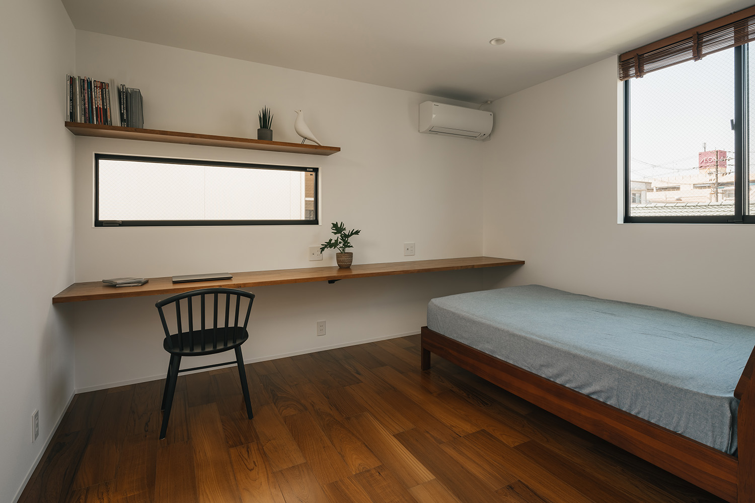 注文住宅・寝室・個室・壁付け机・壁付け棚 注文住宅・デザイン住宅建築実例_『CASE735 brighted home』_寝室