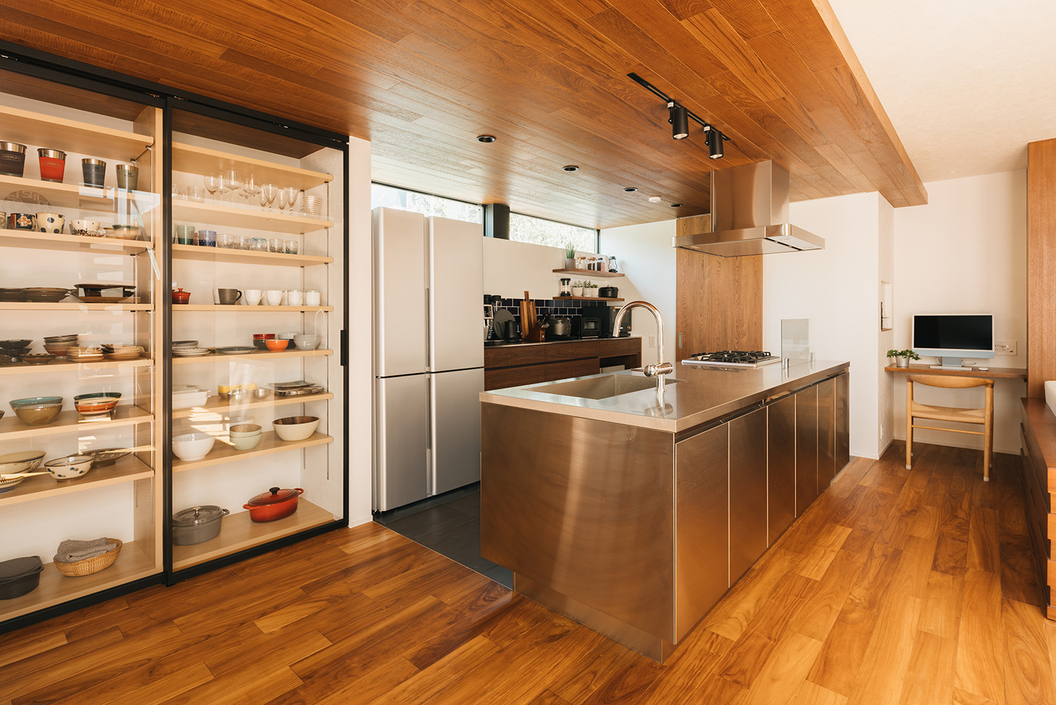 注文住宅・LDK・ステンレスキッチン・アイランドキッチン・ガラスの食器棚・ワークスペース 注文住宅・デザイン住宅建築実例_『CASE735 brighted home』_キッチン