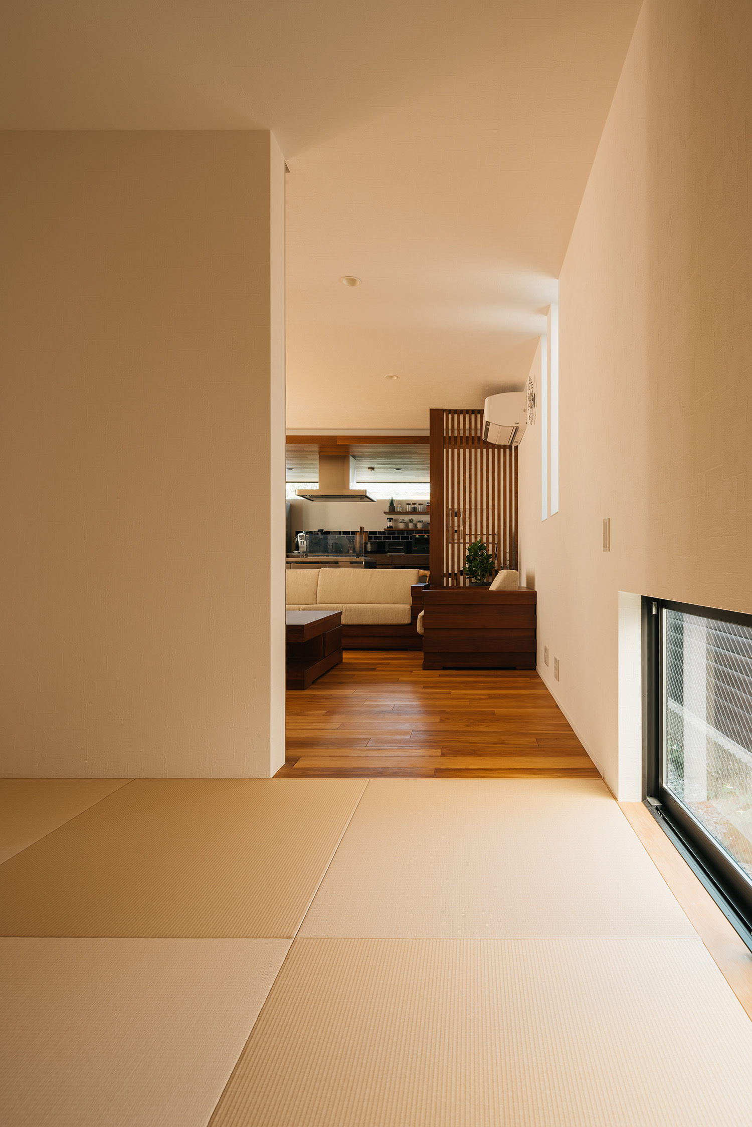 注文住宅・和室・琉球畳・リビングとつながる和室 注文住宅・デザイン住宅建築実例_『CASE735 brighted home』_和室