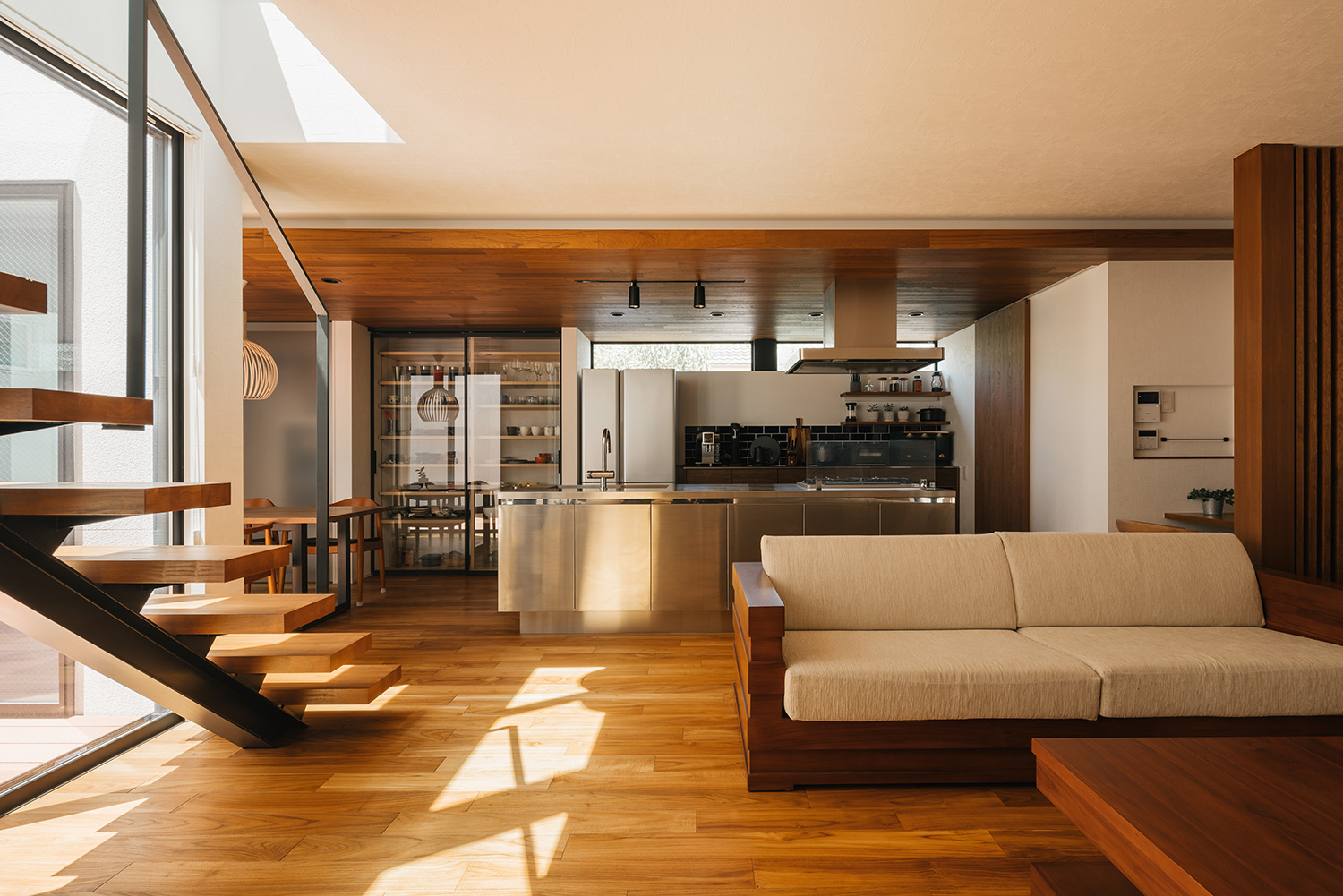 注文住宅・LDK・リビングイン階段・中庭の見えるリビング 注文住宅・デザイン住宅建築実例_『CASE735 brighted home』_LDK