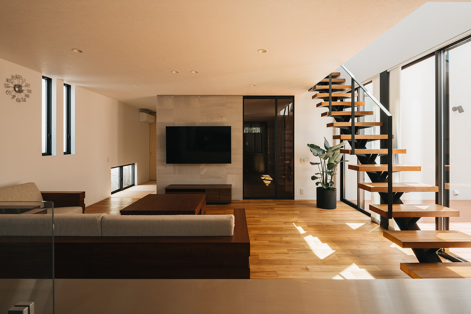 注文住宅・LDK・リビングイン階段・中庭の見えるリビング 注文住宅・デザイン住宅建築実例_『CASE735 brighted home』_LDK