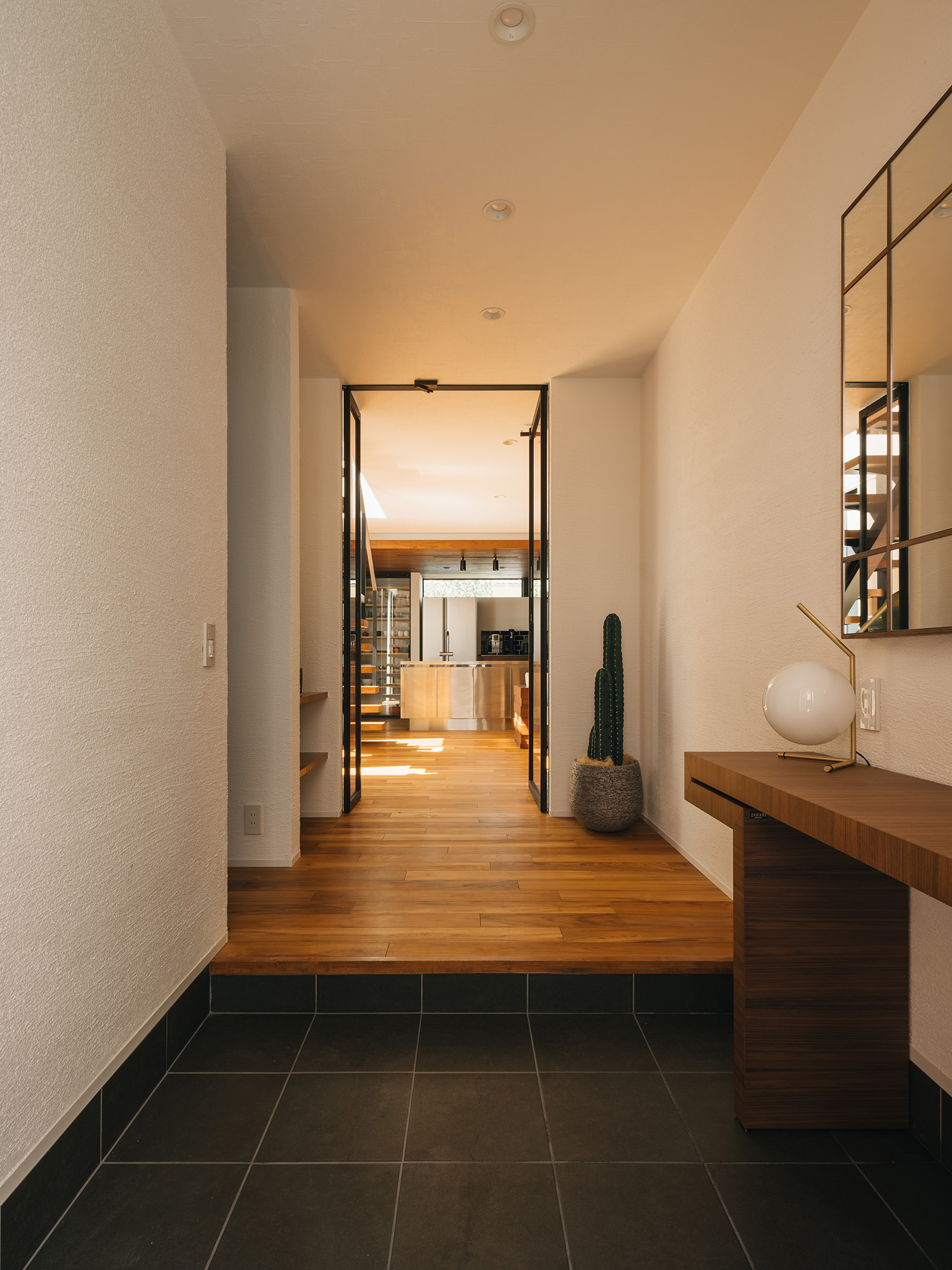 注文住宅・玄関・ガラス扉・タイルの玄関 注文住宅・デザイン住宅建築実例_『CASE735 brighted home』_玄関