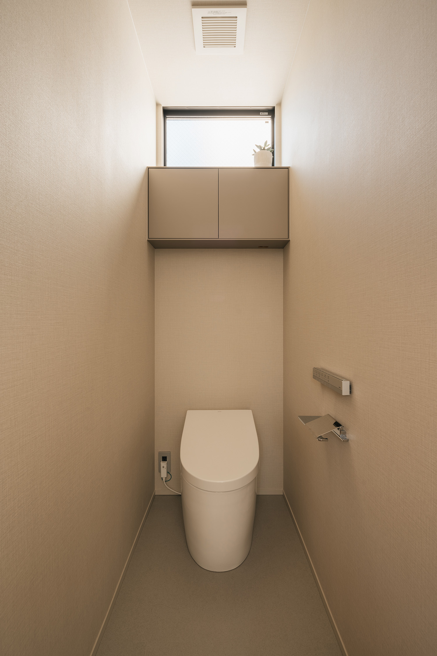 注文住宅・トイレ・窓のあるトイレ・収納 注文住宅・デザイン住宅建築実例_『CASE735 brighted home』_トイレ