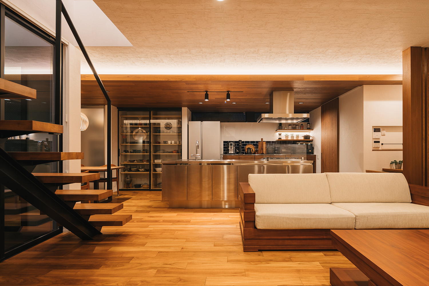 注文住宅・LDK・ステンレスキッチン・リビングイン階段・ガラスの食器棚 注文住宅・デザイン住宅建築実例_『CASE735 brighted home』_LDK