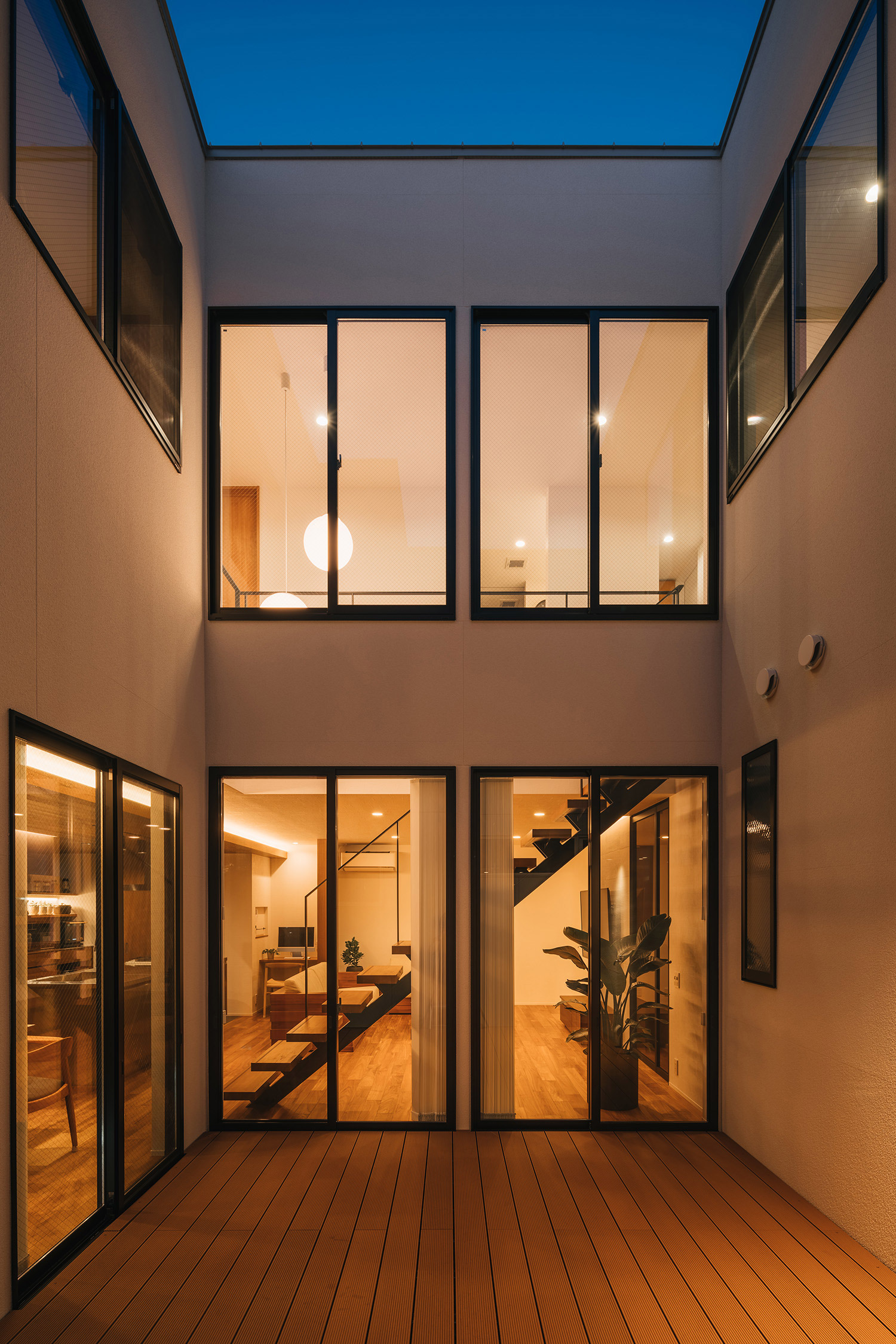 注文住宅・中庭・ウッドデッキ・リビングが見える中庭 注文住宅・デザイン住宅建築実例_『CASE735 brighted home』_中庭