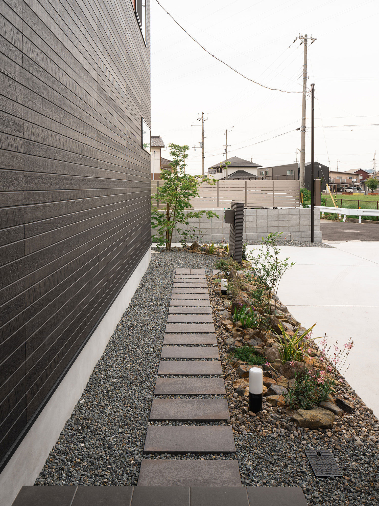 注文住宅・外観・和モダン・黒い外観・玄関アプローチ 注文住宅・デザイン住宅建築実例_『CASE734 黎明の家』_外観