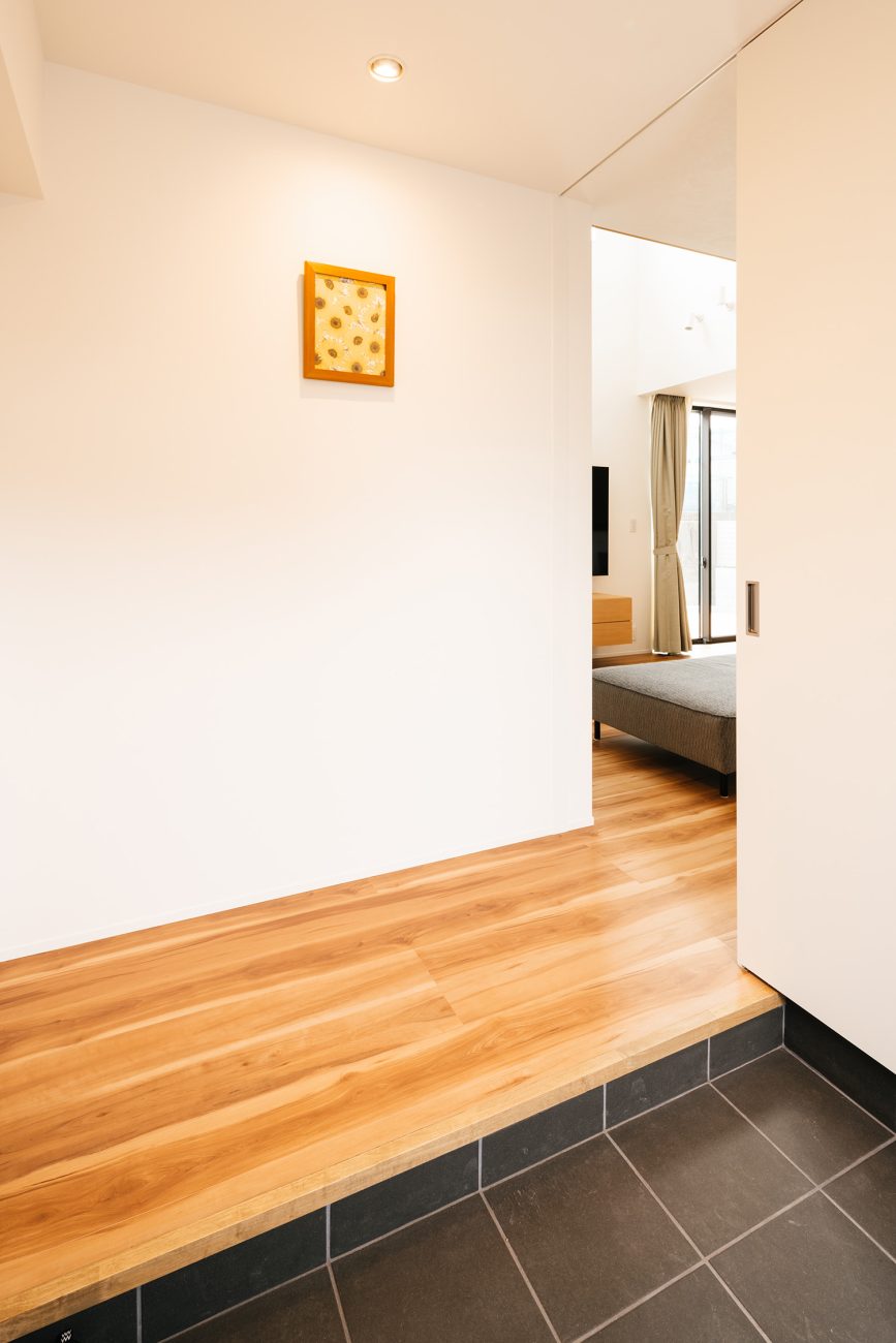 注文住宅・玄関・タイルの玄関・引き戸 注文住宅・デザイン住宅建築実例_『CASE734 黎明の家』_玄関