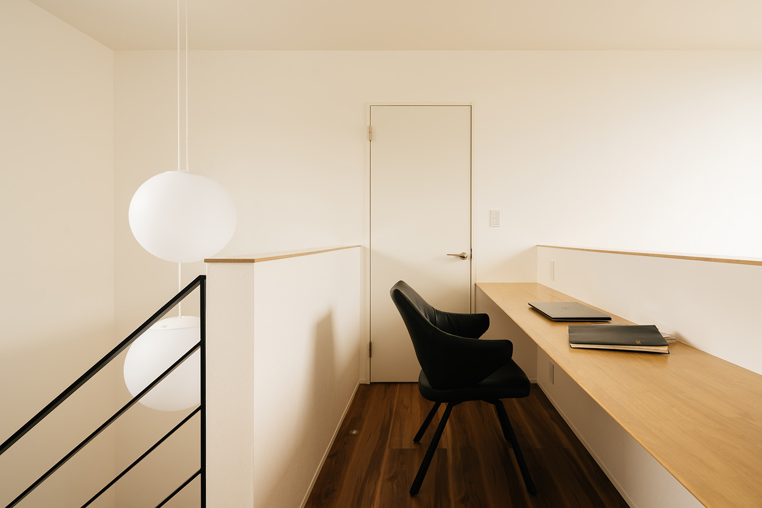 注文住宅・ワークスペース・デスクスペース・吹き抜け 注文住宅・デザイン住宅建築実例_『CASE734 黎明の家』_書斎