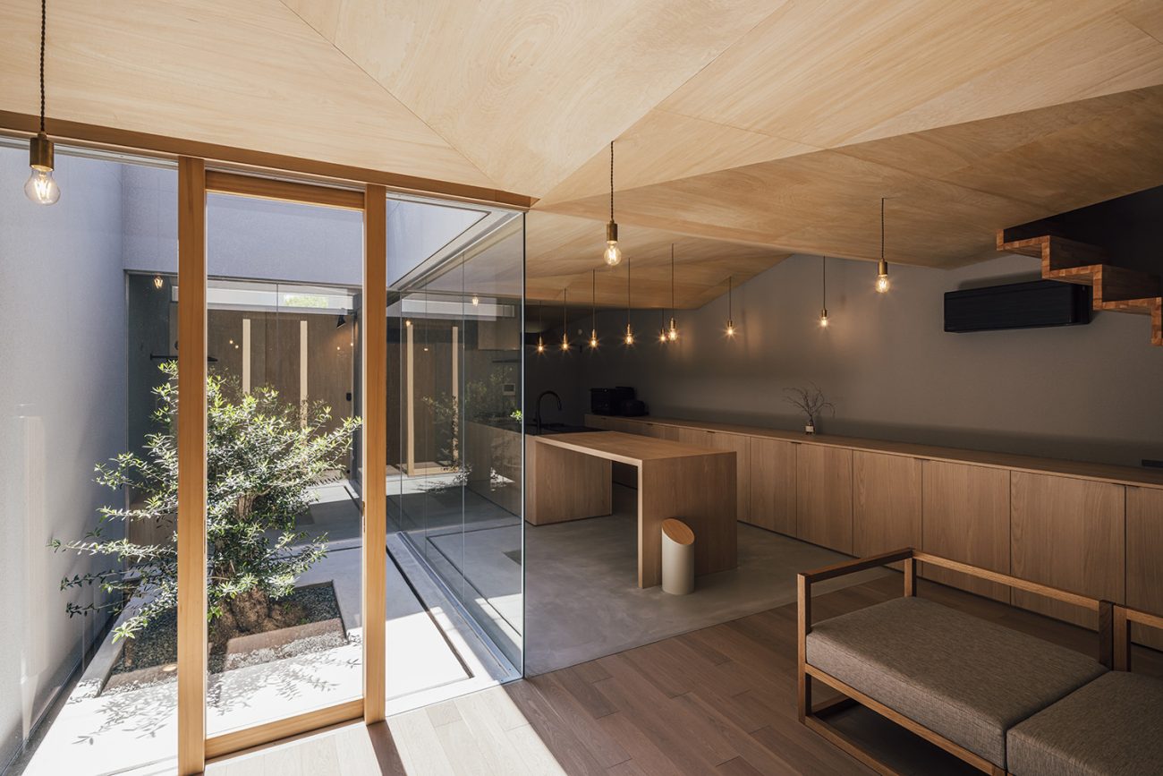 注文住宅・LDK・中庭の見えるリビング・ガラス張り・木の天井・木製の建具 注文住宅・デザイン住宅建築実例_『CASE736 アンモナイト』_LDK