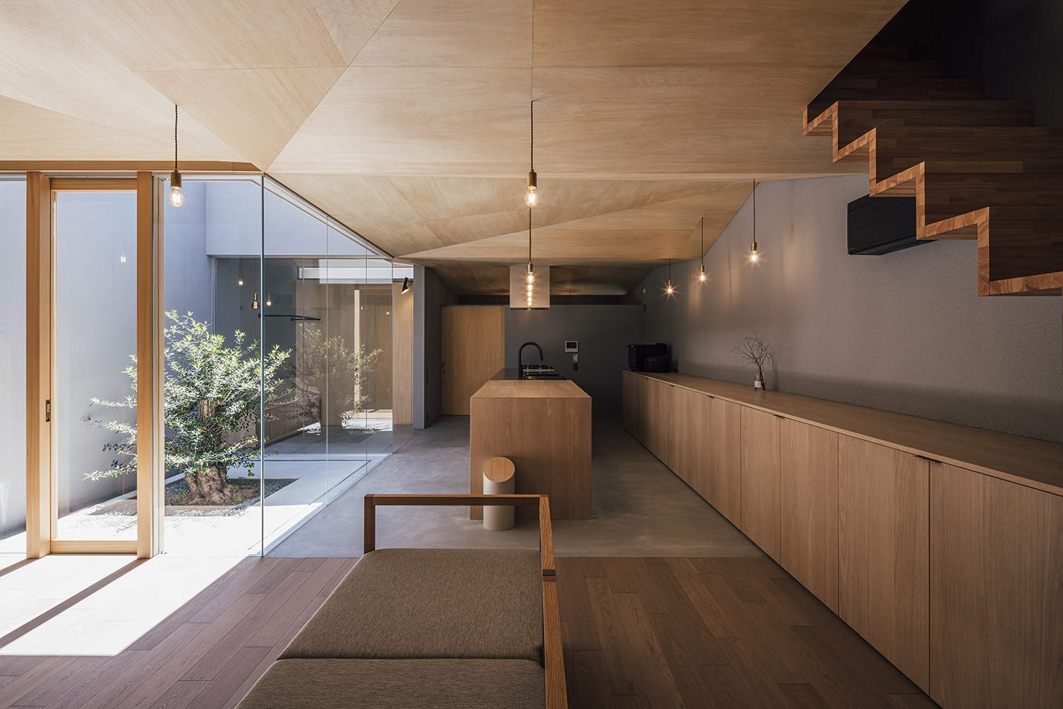 注文住宅・LDK・中庭の見えるリビング・ガラス張り・木の天井・木製の建具 注文住宅・デザイン住宅建築実例_『CASE736 アンモナイト』_LDK