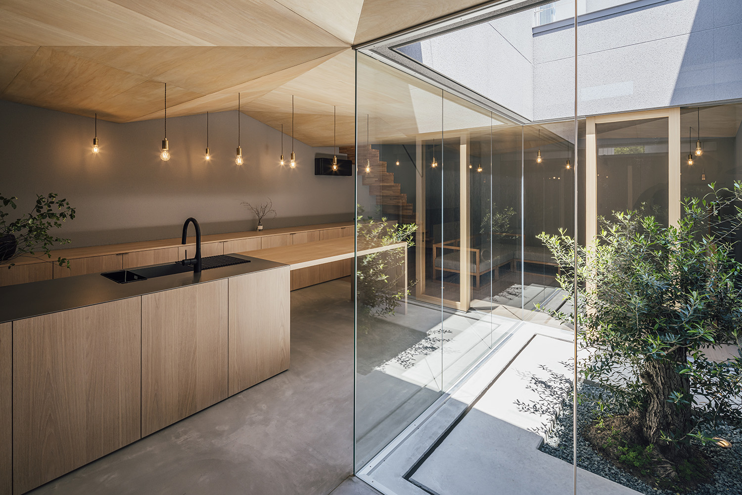 注文住宅・LDK・中庭の見えるリビング・ガラス張り・木の天井・木製の建具 注文住宅・デザイン住宅建築実例_『CASE736 アンモナイト』_LDK