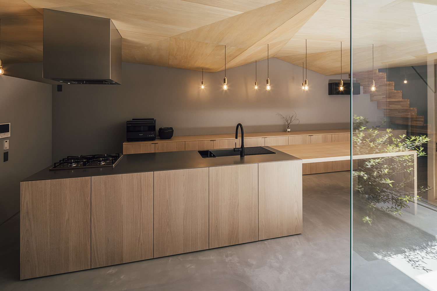 注文住宅・ダイニング・アイランドキッチン・木の天井・木製の建具 注文住宅・デザイン住宅建築実例_『CASE736 アンモナイト』_キッチン