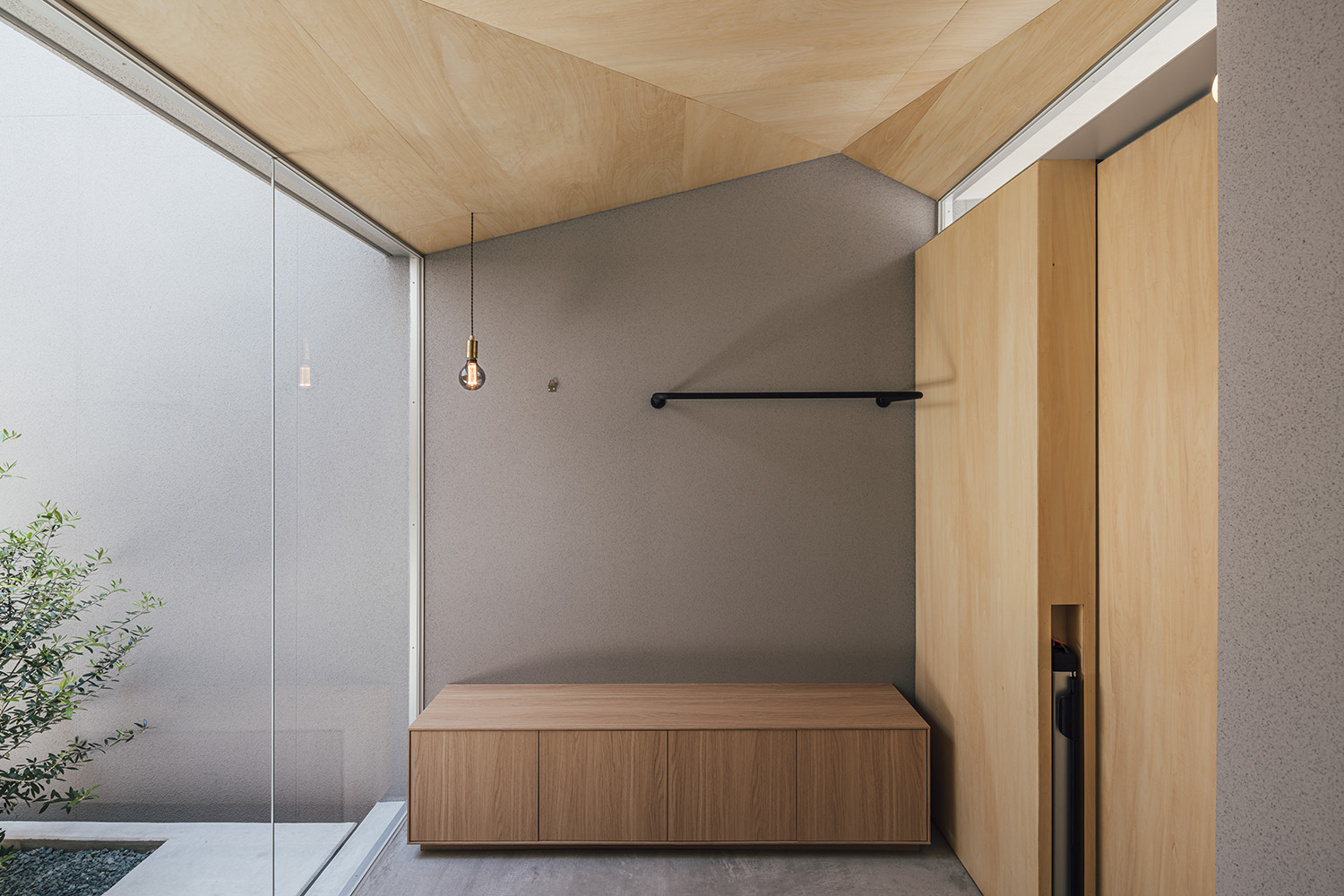 注文住宅・玄関・広い玄関・モルタルの玄関・玄関腰掛け 注文住宅・デザイン住宅建築実例_『CASE736 アンモナイト』_玄関