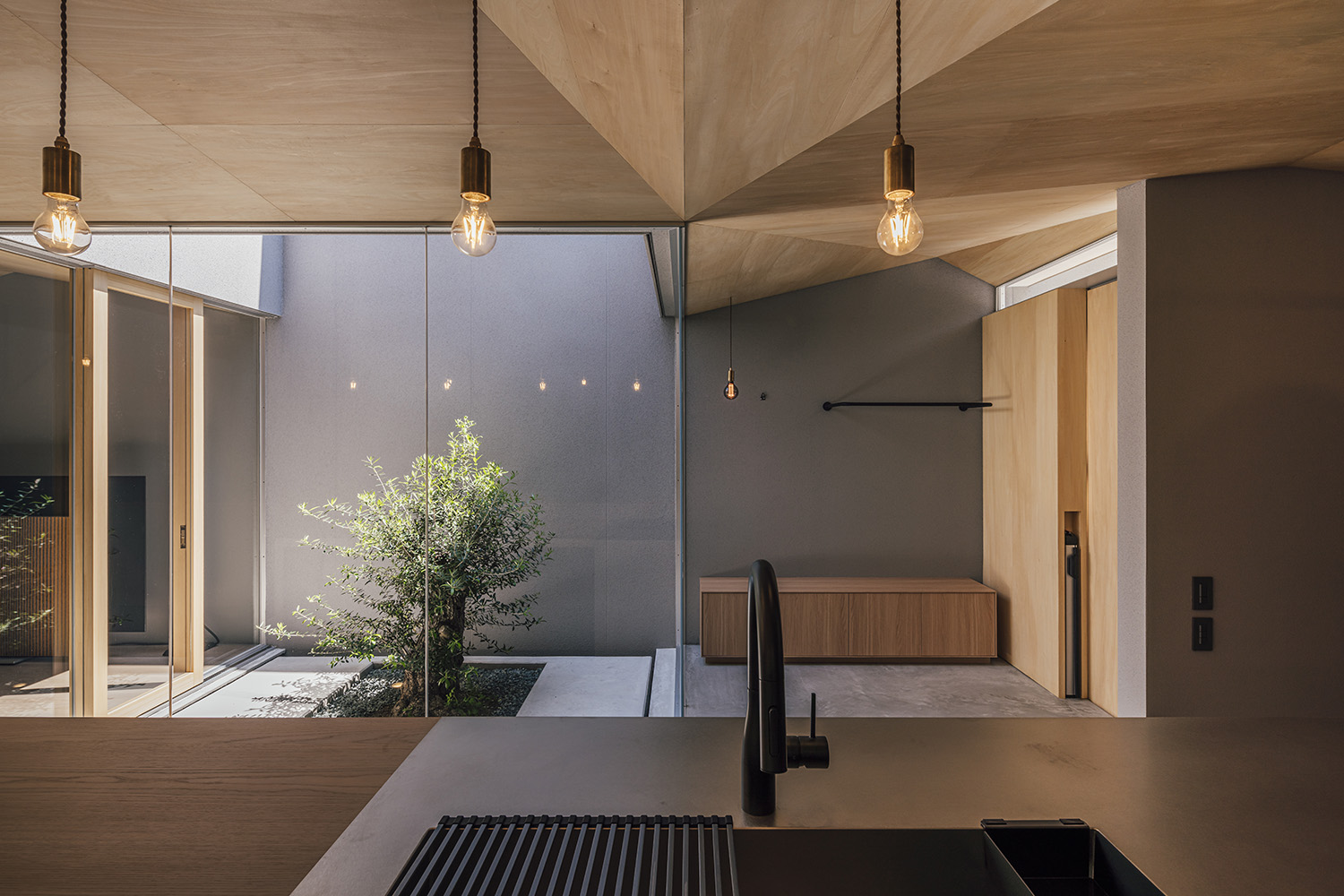 注文住宅・アイランドキッチン・中庭の見えるキッチン・木の天井・木製の建具 注文住宅・デザイン住宅建築実例_『CASE736 アンモナイト』_キッチン