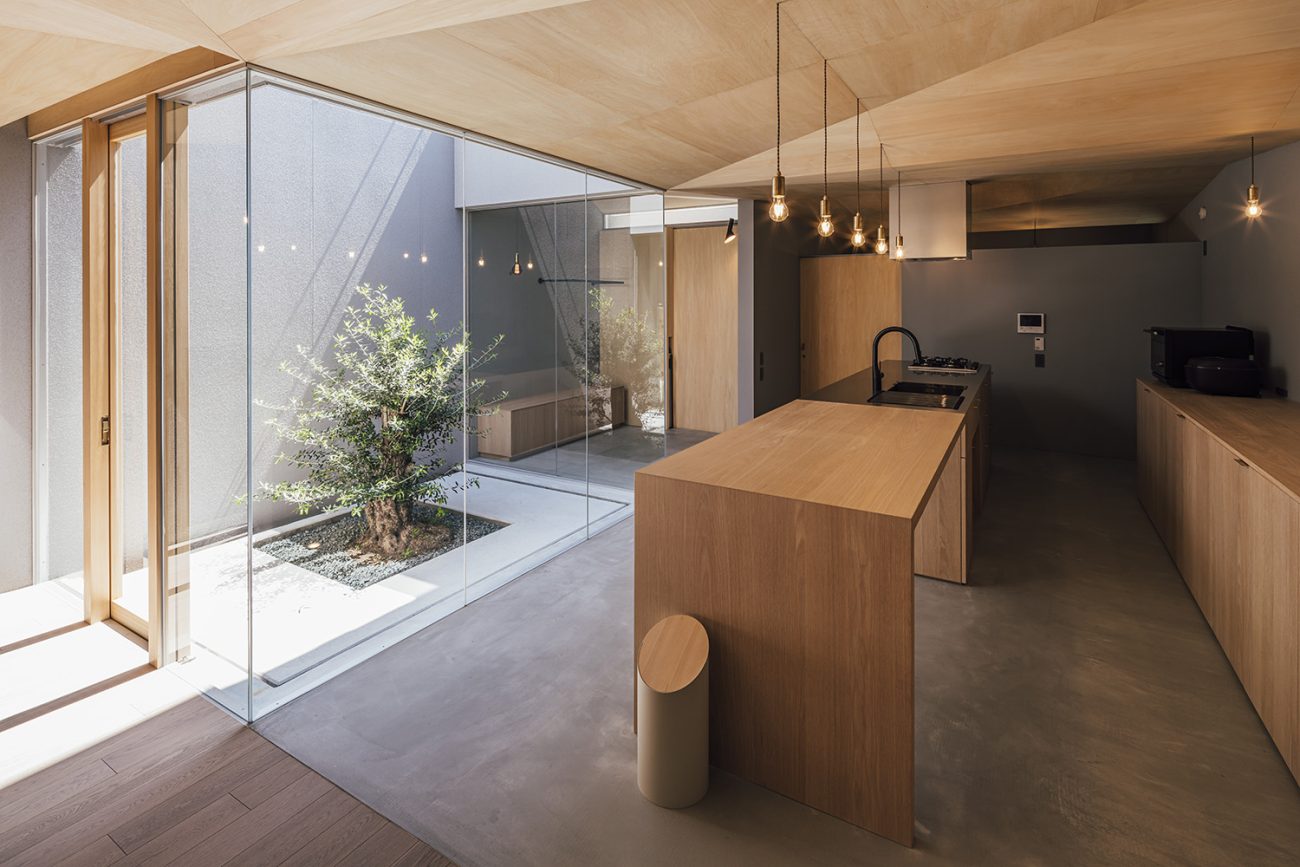 注文住宅・LDK・中庭の見えるリビング・ガラス張り・木の天井・木製の建具 注文住宅・デザイン住宅建築実例_『CASE736 アンモナイト』_LDK