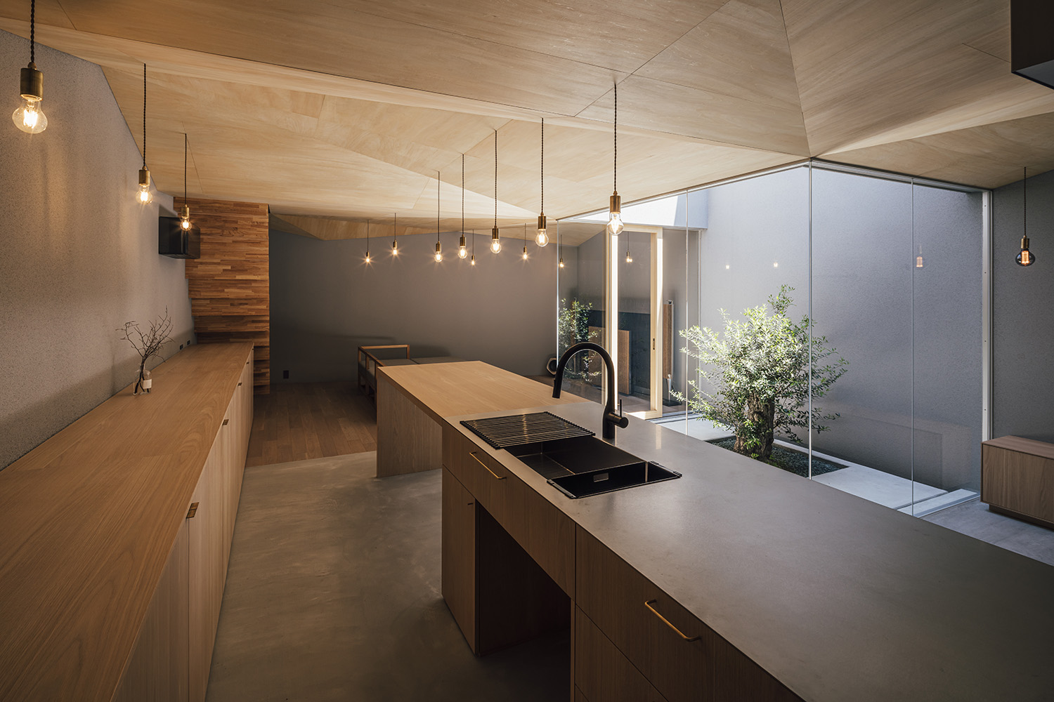 注文住宅・ダイニング・木のキッチン・木の天井・木製の建具 注文住宅・デザイン住宅建築実例_『CASE736 アンモナイト』_キッチン