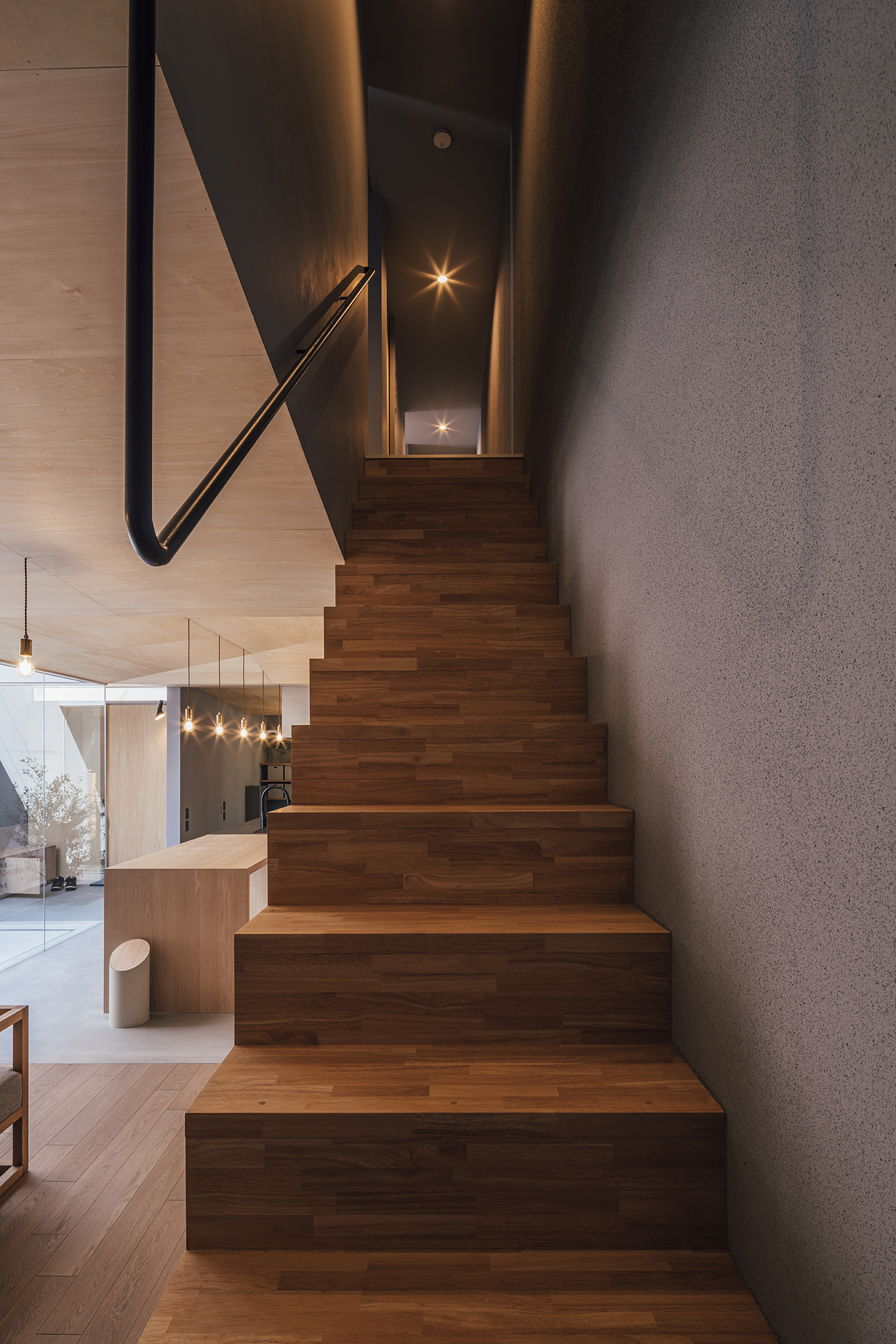 注文住宅・木製の階段・アイアンの手すり・一枚板の階段 注文住宅・デザイン住宅建築実例_『CASE736 アンモナイト』_階段