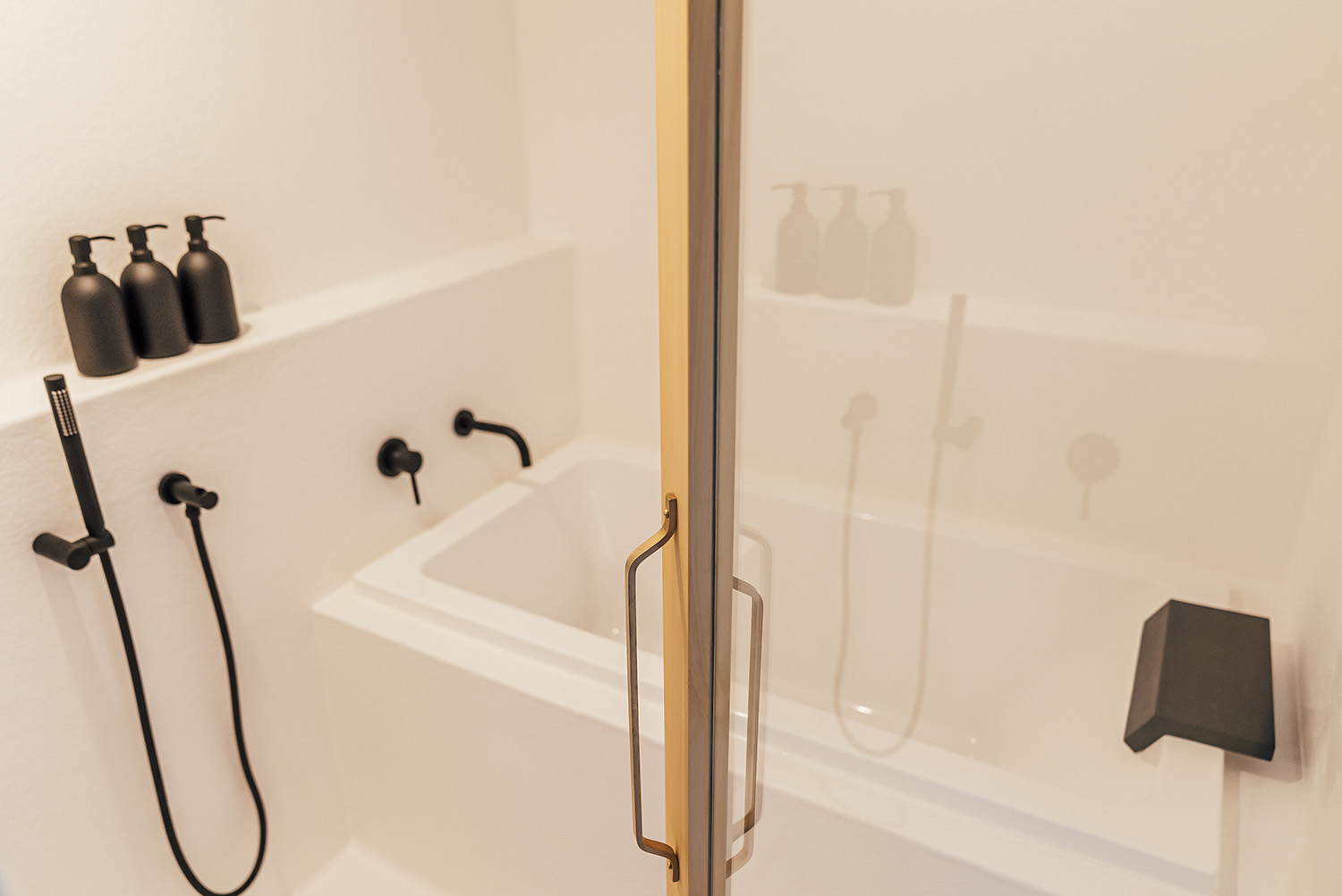 注文住宅・浴室・白を基調とした浴室・ホテルライク 注文住宅・デザイン住宅建築実例_『CASE736 アンモナイト』_浴室・洗面所