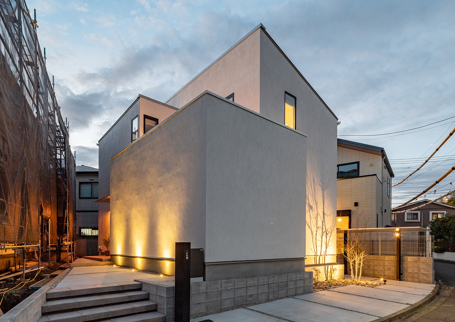 注文住宅・外観・シンプルな外観・スリット窓・屋外照明・シンボルツリー 注文住宅・デザイン住宅建築実例_『CASE737 RUSTIC』_外観