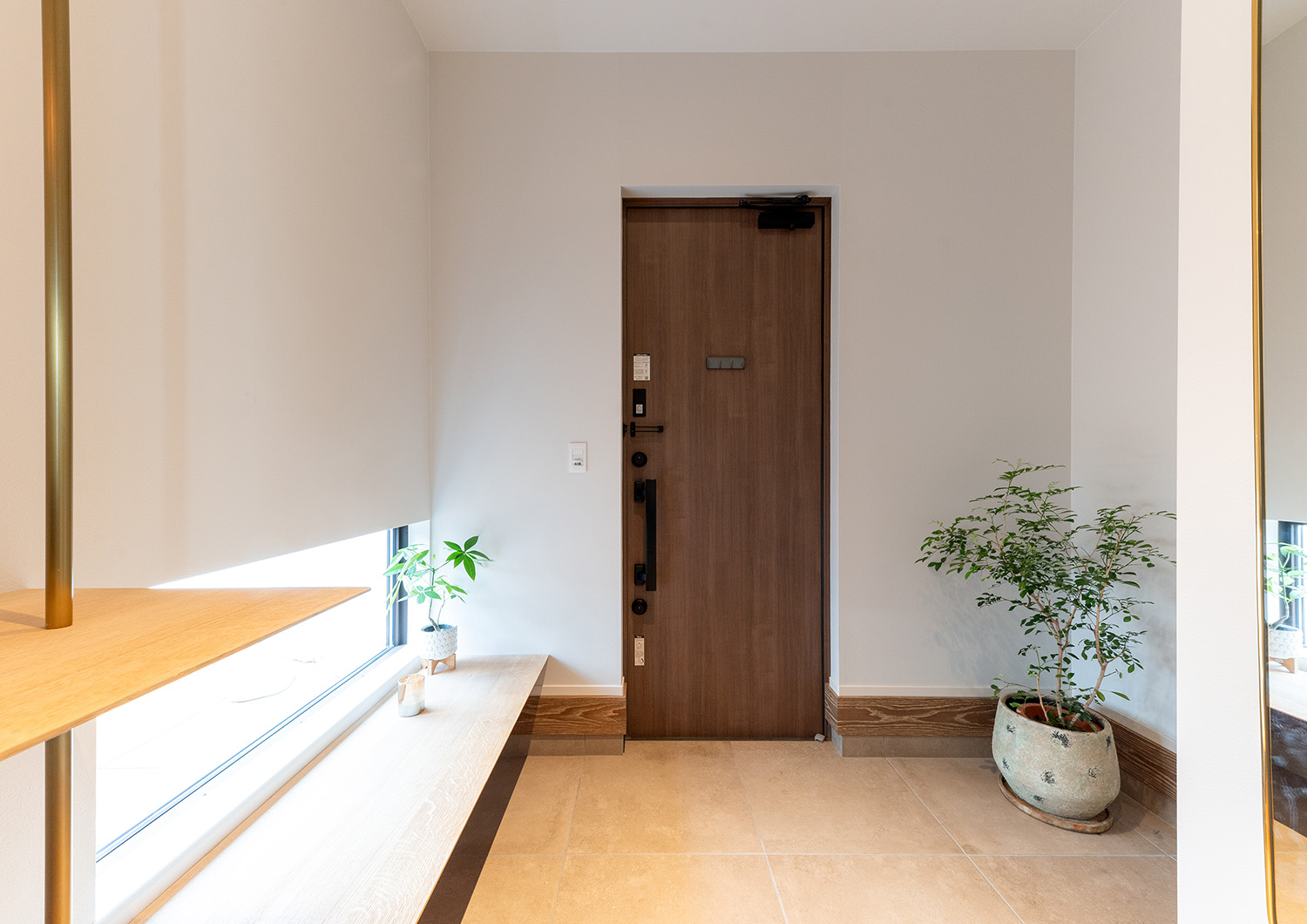 注文住宅・玄関・玄関ホール・広い玄関ホール・腰掛け 注文住宅・デザイン住宅建築実例_『CASE737 RUSTIC』_玄関