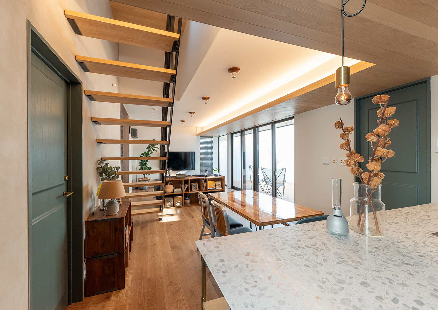 注文住宅・LDK・キッチン・スケルトン階段・リビングイン階段 注文住宅・デザイン住宅建築実例_『CASE737 RUSTIC』_LDK