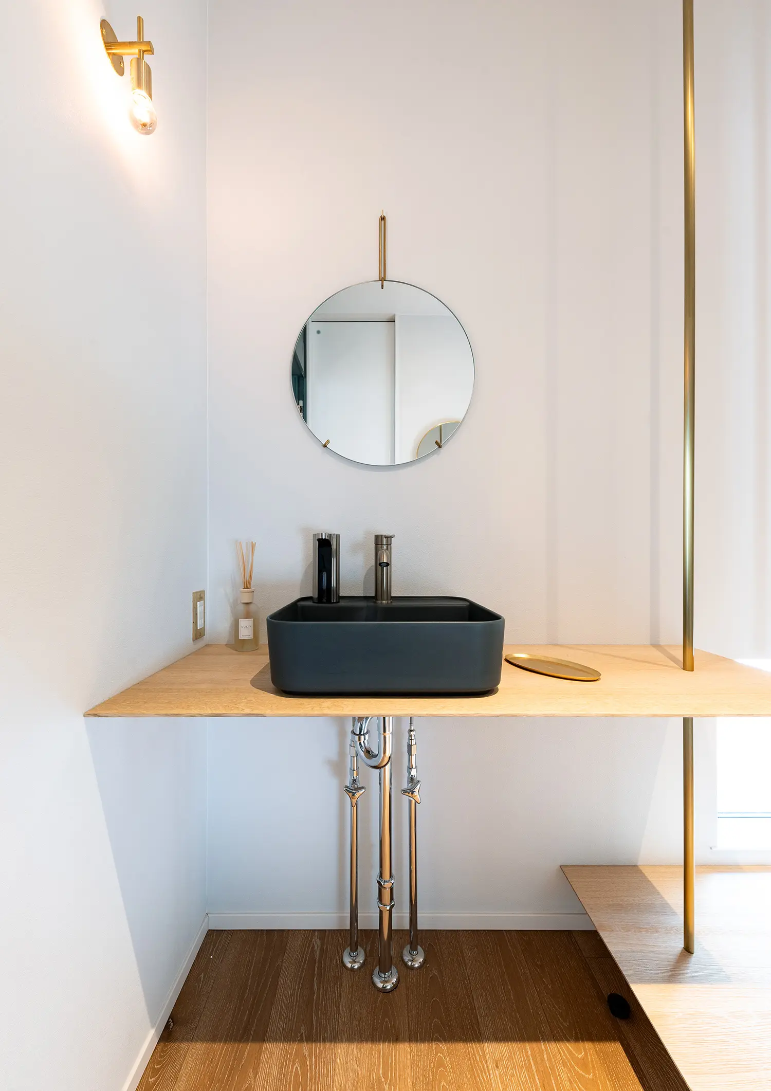 黒いボウルがインテリアを引き立てる造作洗面台